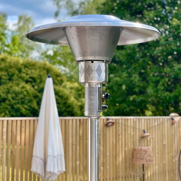 Bluegaz Bullet Terrassvärmare brännare med staket i bakgrunden