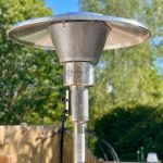 Bluegaz Bullet Terrassvärmare brännare med träd i bakgrunden