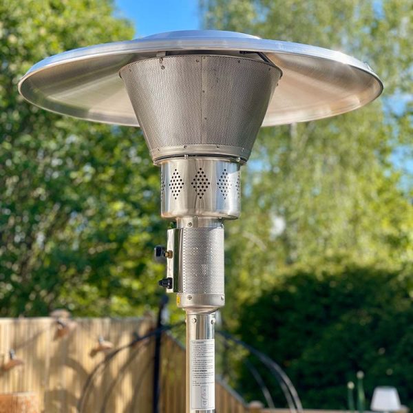 Bluegaz Bullet Terrassvärmare brännare med träd i bakgrunden