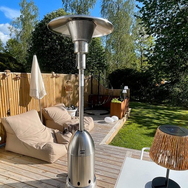 Bluegaz Bullet Terrassvärmare står på trädäck bredvid beanbag-solstolar