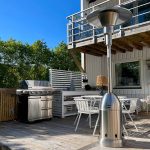 Bluegaz Bullet Terrassvärmare står på trädäck bredvid Z501 gasolgrill