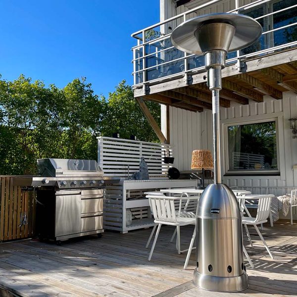 Bluegaz Bullet Terrassvärmare står på trädäck bredvid Z501 gasolgrill