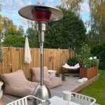 Bluegaz Bullet Terrassvärmare värmer på trädäck bredvid beanbag-solstolar