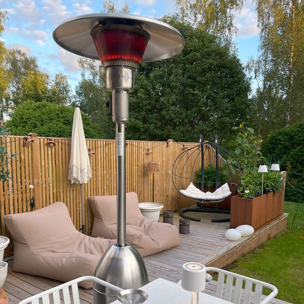 Bluegaz Bullet Terrassvärmare värmer på trädäck bredvid beanbag-solstolar