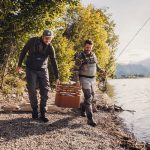 Killkompisar på fiskeresa bär Höfats Cube Eldkorg och Kolgrill rost vid sjö
