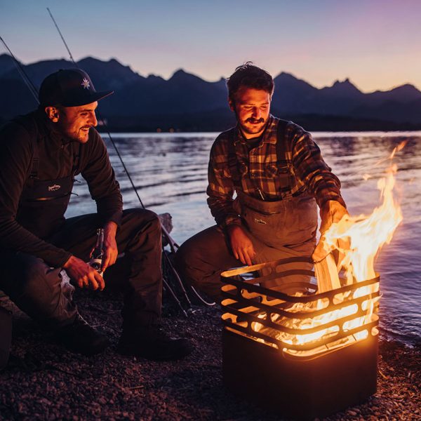 Killkompisar på fiskeresa eldar med Höfats Cube Eldkorg och Kolgrill rost vid sjö