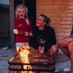 Mamma och dotter grillar marshmallows på Höfats Cube Eldkorg och Kolgrill rost