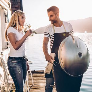 Par njuter av grillning med Höfats Cone Kolgrill ute på brygga
