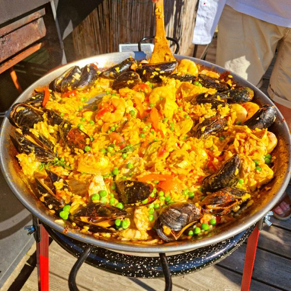 Vaello Paellaset 46 cm med skaldjurspaella som lagas
