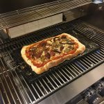 Pizza grillas med Vaello Plancha Emaljerad 47x27 cm