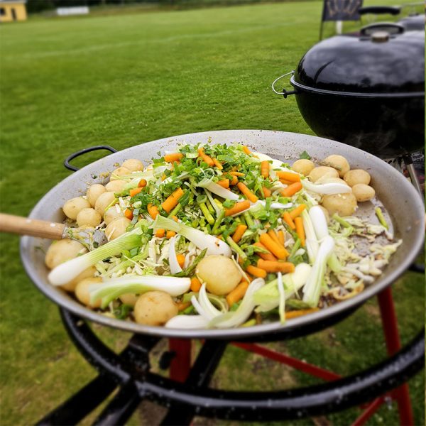 Vaello Paellapanna extra kraftig 60 cm med potatis och grönsaker