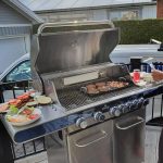 Grillning av bacon och hamburgare med stekplatta på Bluegaz Z5 gasolgrill