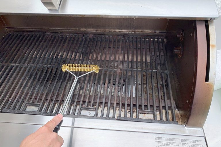 Grillgaller på gasolgrill rengörs av Bluegaz grillgallerborste lång