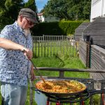 Man tillagar paella i Vaello stort paellapaket 60 cm