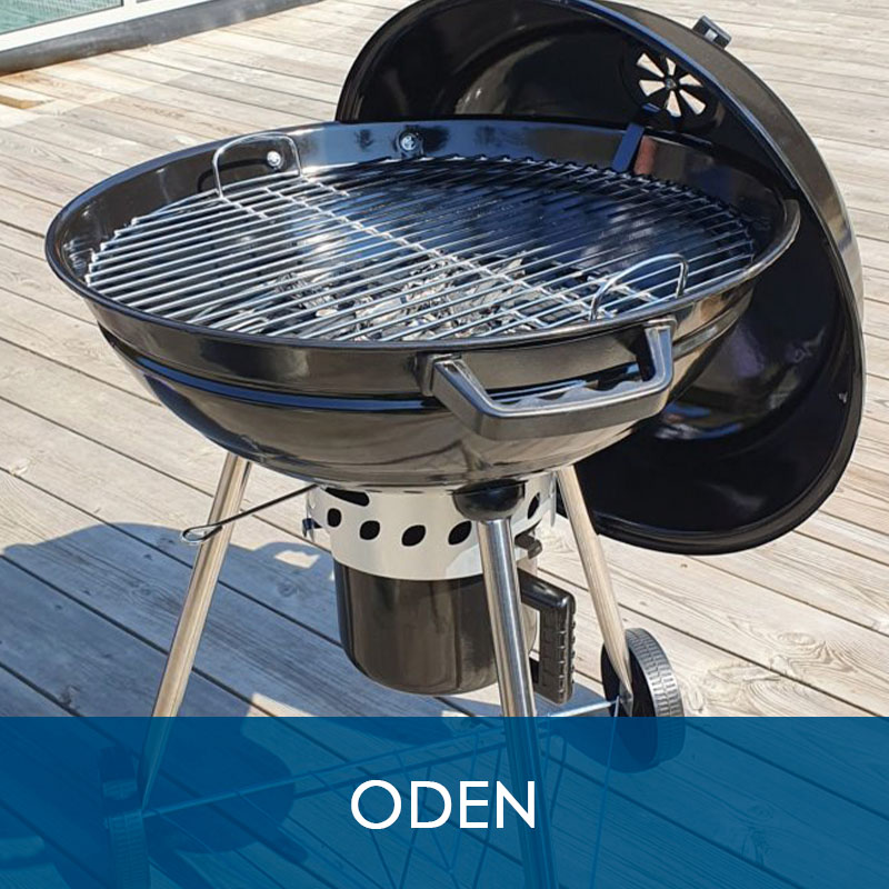 Bluegaz Oden kolgrill utomhus på trätrall med locket hängandes på sidan