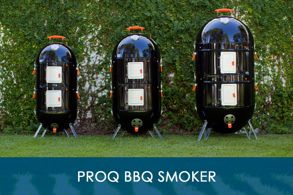 ProQ BBQ Smoker alla tre modeller står framför grön häck