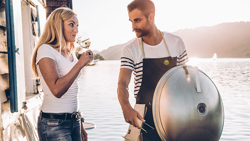 Par njuter av grillning med Höfats Cone Kolgrill ute på brygga