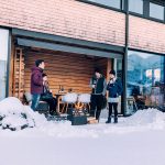 Eldar med Höfats Cube Eldkorg & Kolgrill svart på vintern