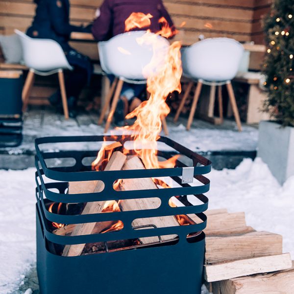 Höfats Cube Eldkorg & Kolgrill svart brinner vid snö