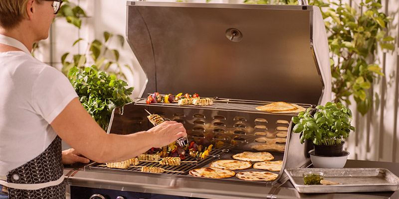 Grillar halloumi- och grönsaksspett på Bluegaz Z1 gasolgrill