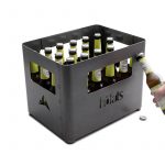 Höfats Beer Box fylld med öl mot vit bakgrund och kapsylöppnaren används av en hand som håller en ölflaska