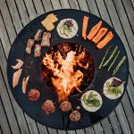 Köttbullar, lax och grönsaker grillas på Höfats Bowl Eldskål & Kolgrill med plancha