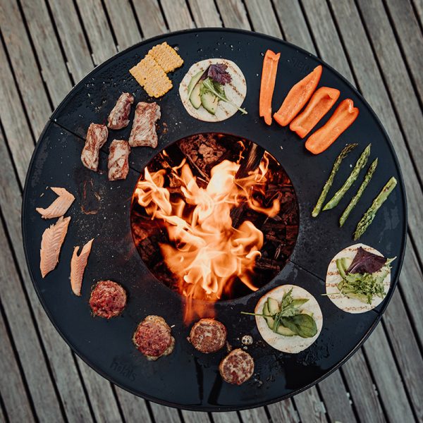 Köttbullar, lax och grönsaker grillas på Höfats Bowl Eldskål & Kolgrill med plancha