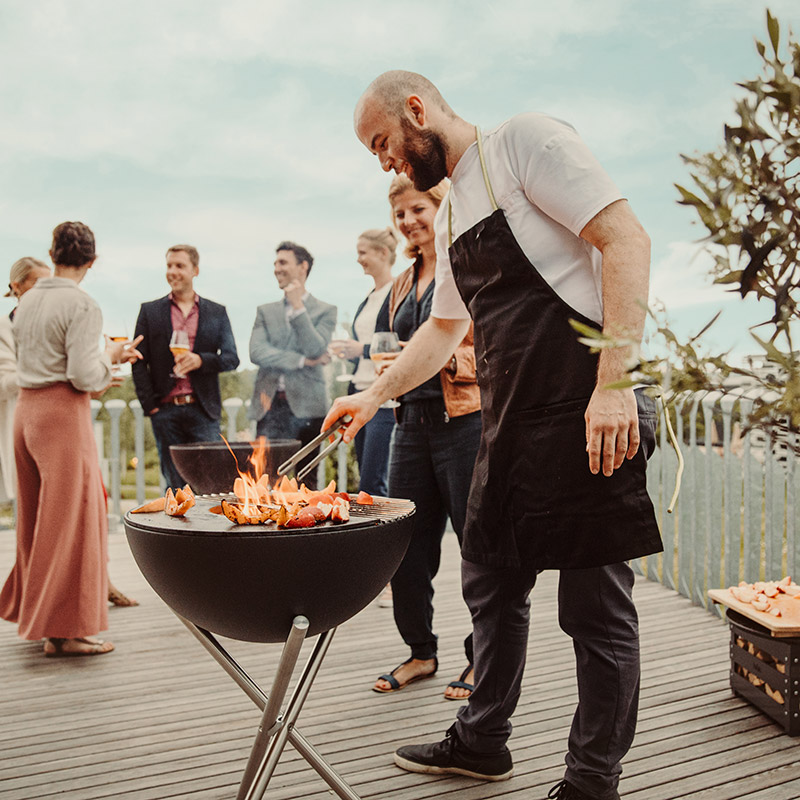 Man grillar melon på Bowl Eldskål & Kolgrill