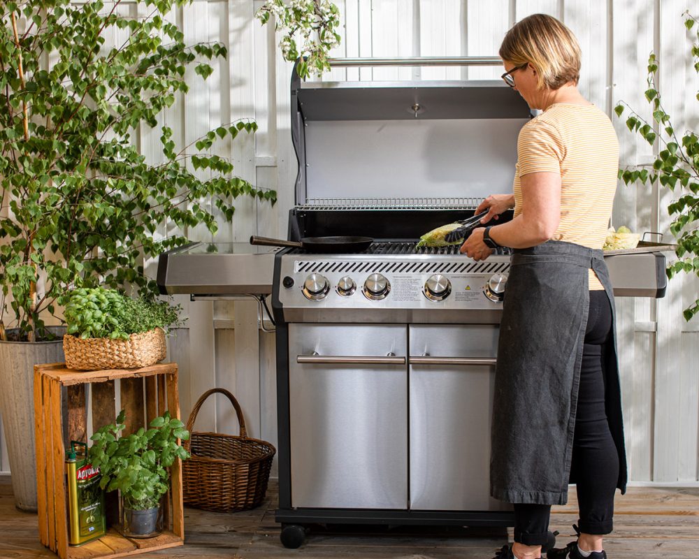 Kvinna grillar spetskål på Bluegaz X1 Premium gasolgrill