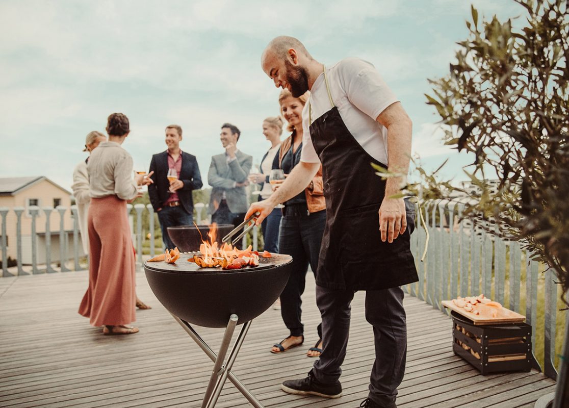 Man grillar melon på Bowl Eldskål & Kolgrill