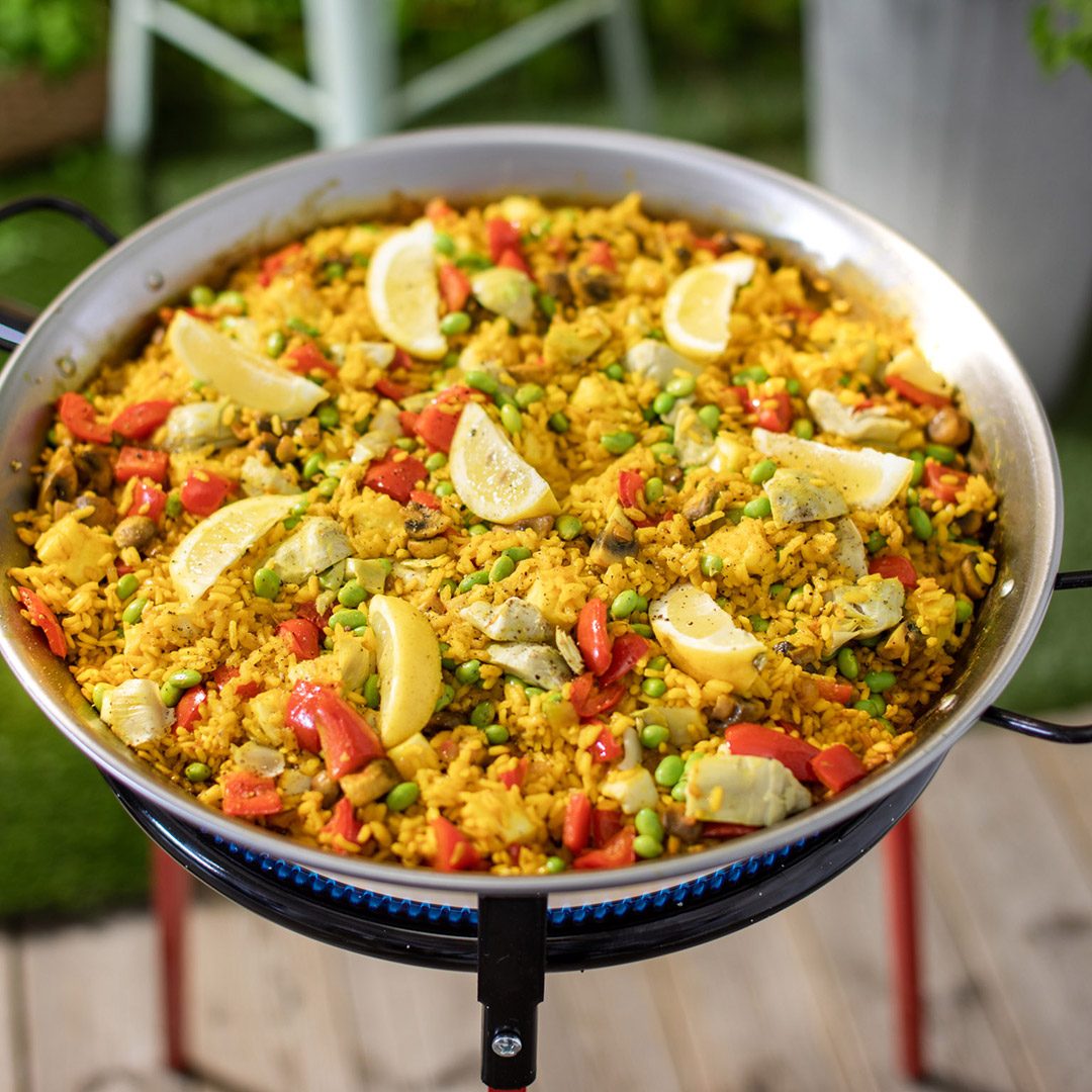 Vegetarisk paella med halloumi, svamp och kronärtskockor tillagas på Bluegaz paellaset