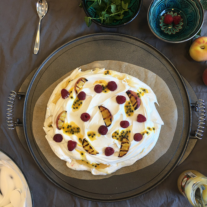 Vegansk pavlova med grillad persika, hallon och passionsfrukt