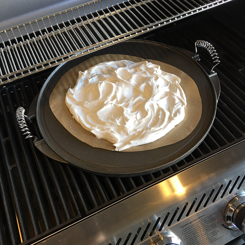 Vegansk pavlova grillas i gasolgrillen på en plancha