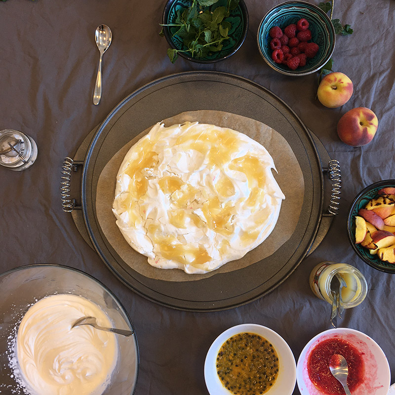 Vegansk pavlova med lemoncurd på ett bord