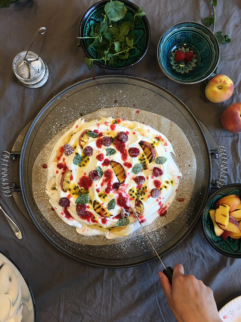 Vegansk pavlova med hallon, mynta, grillad persika och florsocker