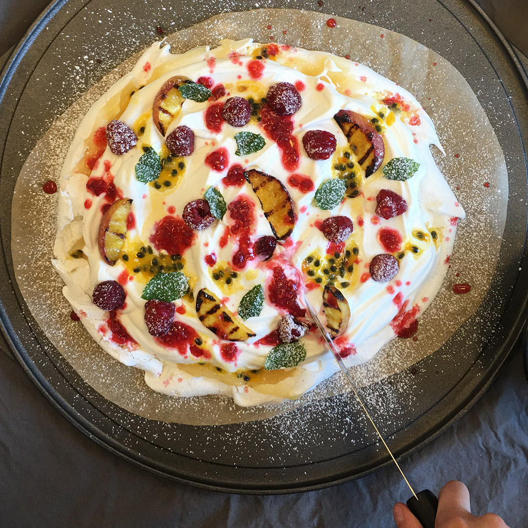 Grillad vegansk pavlova med hallon, mynta & grillad persika på grillplancha