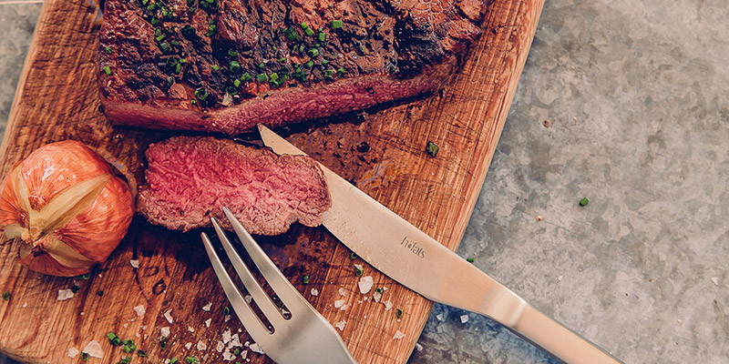 Höfats Grillbestick ovanpå köttplanka