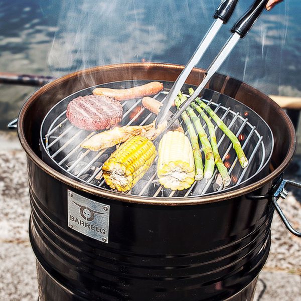 Grillar på BarrelQ Grilltunna