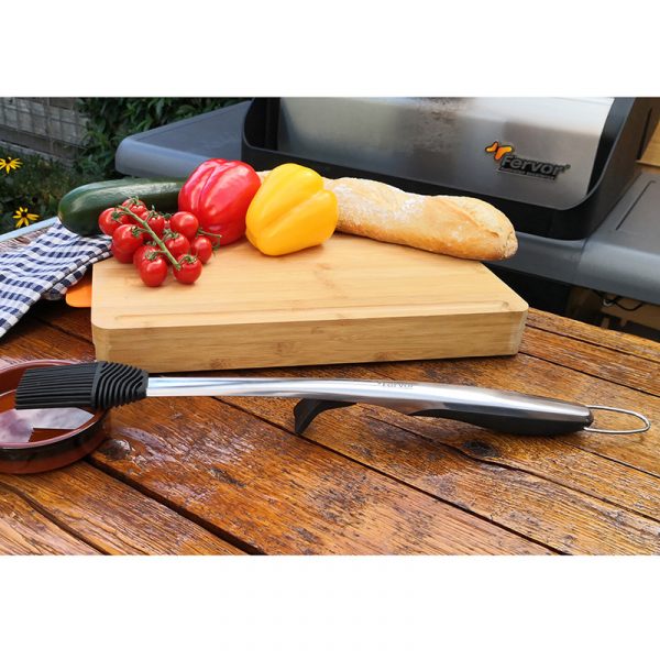Fornetto Grillpensel silikon ligger på träbord framför bricka med grönsaker och bröd