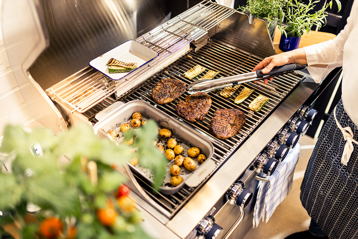 Grillar entrecôte, örtpotatis och skivad squash på Bluegaz Z5 Gasolgrill