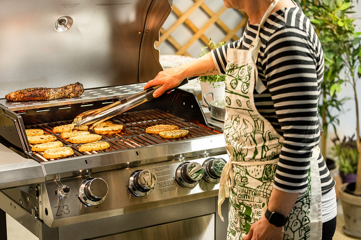 Grillar fläskfilé och skivad bakpotatis på Bluegaz Z3 Gasolgrill