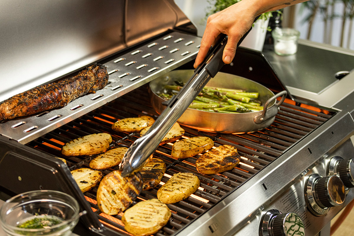 Grillar fläskfilé, skivad bakpotatis och sparris på Bluegaz Z3 Gasolgrill