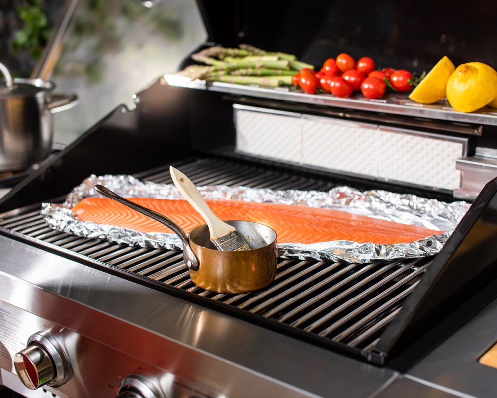 Helgrillad lax i folie på Bluegaz Z2 Island gasolgrill med chiliglaze vid sidan av