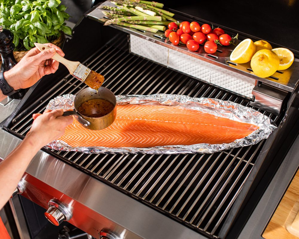 Penslar på chiliglaze på helgrillad lax i folie på Bluegaz Z2 Island gasolgrill