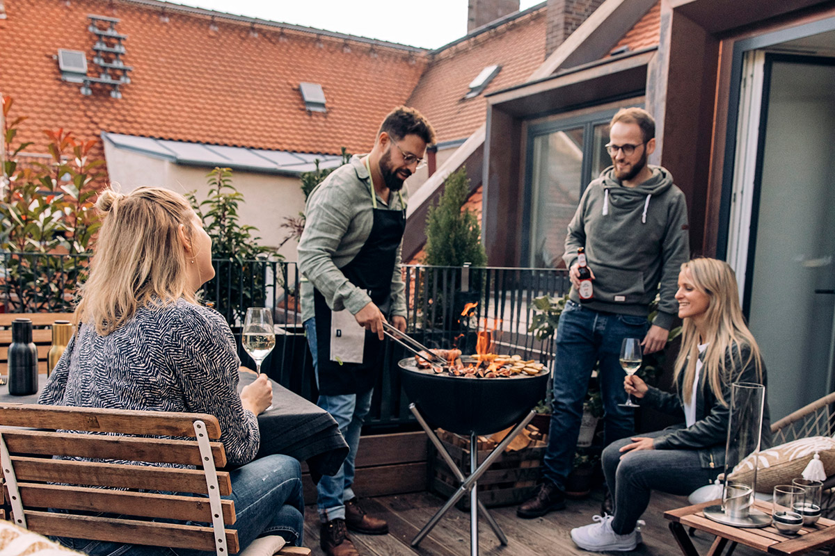 Man grillar på Bowl Eldskål & Kolgrill med kompisar