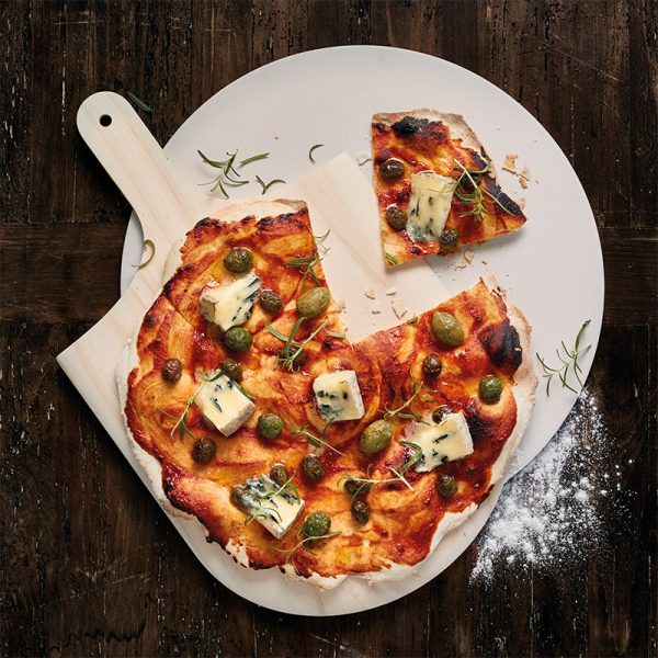 Funktion pizzaspade på vit tallrik med gorgonzolapizza med gröna och svarta oliver sett uppifrån