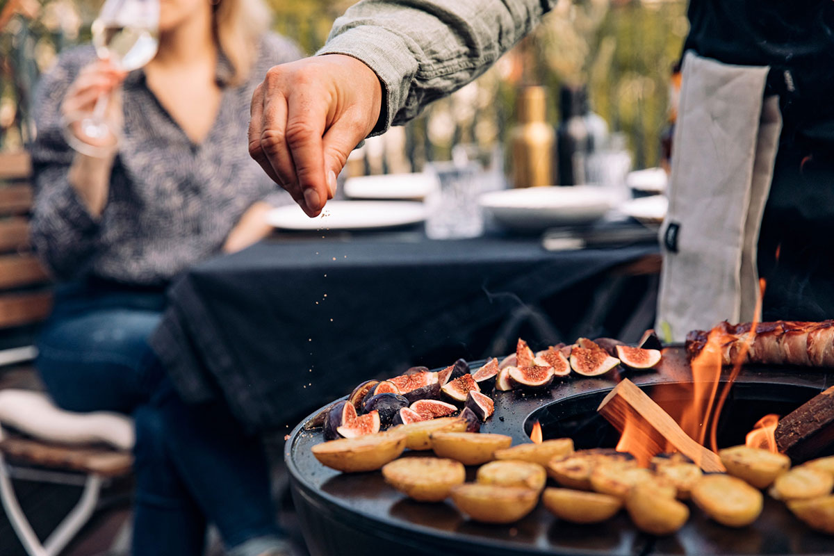 Saltar potatis som grillas på Höfats Bowl Eldskål & Kolgrill