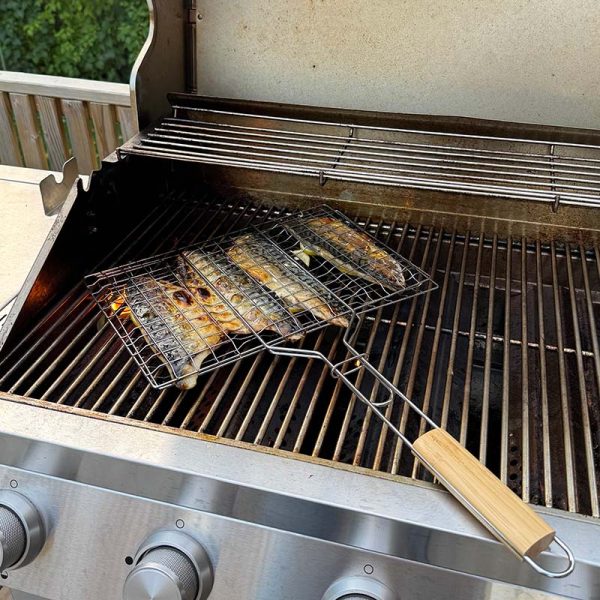 Bluegaz grillhalster med makrill som grillas