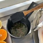 Bluegaz Premium Gjutjärnsgryta med grillpensel med örtglaze sett uppifrån