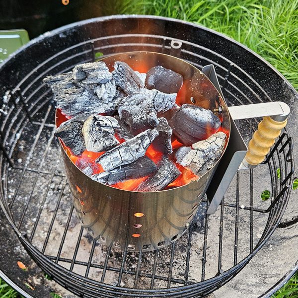 Bluegaz Premium Grillkol starter med glödande kol på grill